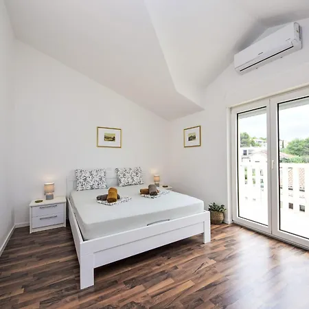 Nonie By Interhome * Τρογκίρ